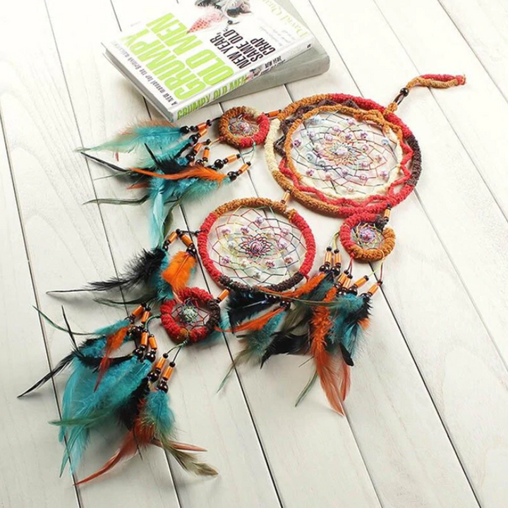 "Färgglad handgjord drömfångare med fjädrar, detaljerade dekorationer, ideal för heminredning, 58 cm lång."