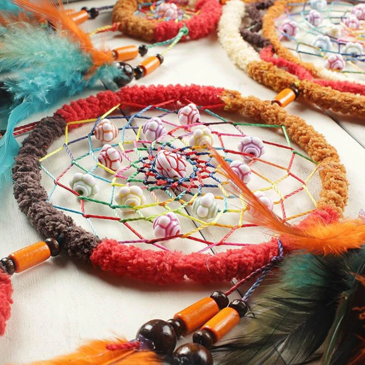 "Färgglad handgjord drömfångare med fjädrar, detaljerade dekorationer, ideal för heminredning, 58 cm lång."