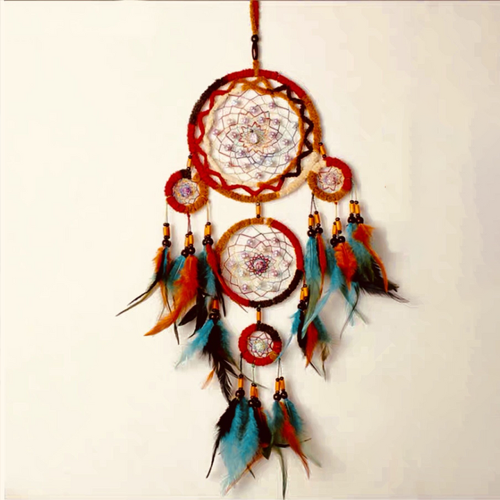 "Färgglad handgjord drömfångare med fjädrar, detaljerade dekorationer, ideal för heminredning, 58 cm lång."