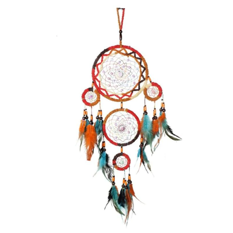 "Färgglad handgjord drömfångare med fjädrar, detaljerade dekorationer, ideal för heminredning, 58 cm lång."