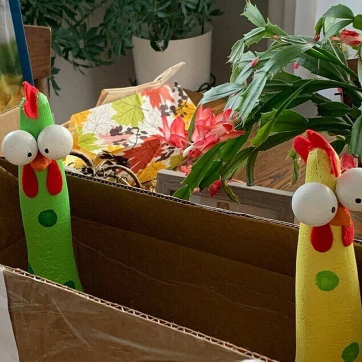"Färgglad handgjord kycklingdekor i orange, svart, rosa och grön för trädgård och hem, tålig i alla väder"