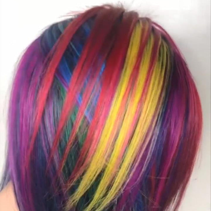 "Färgglad korthårig peruk för kvinnor, naturlig stil, varierande färger och realistisk design, perfekt för uttrycksfull stil.