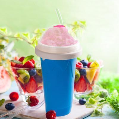 "Färgglad magisk slush-kopp i silikon för uppfriskande sommarfrysupplevelse. Perfekt för att göra frysta drycker hemma."