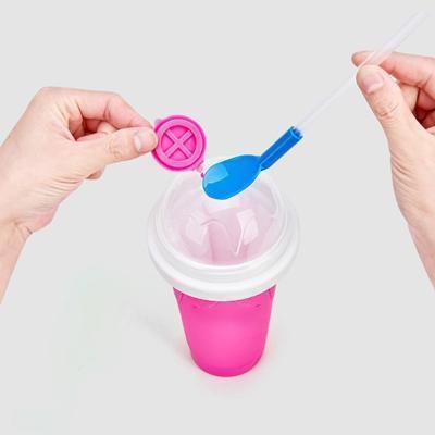 "Färgglad magisk slush-kopp i silikon för uppfriskande sommarfrysupplevelse. Perfekt för att göra frysta drycker hemma."