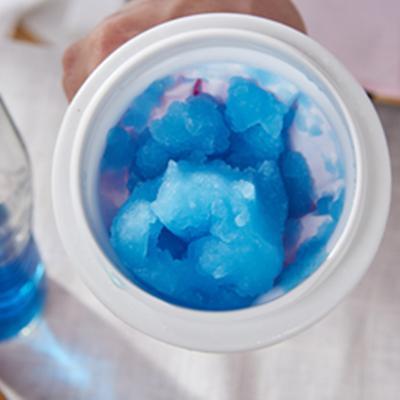 "Färgglad magisk slush-kopp i silikon för uppfriskande sommarfrysupplevelse. Perfekt för att göra frysta drycker hemma."