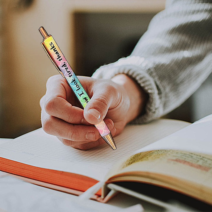 "Färgglad metallkulspetspenna, 14 cm, glatt budskap, stilren design. Perfekt för kontor och hem."