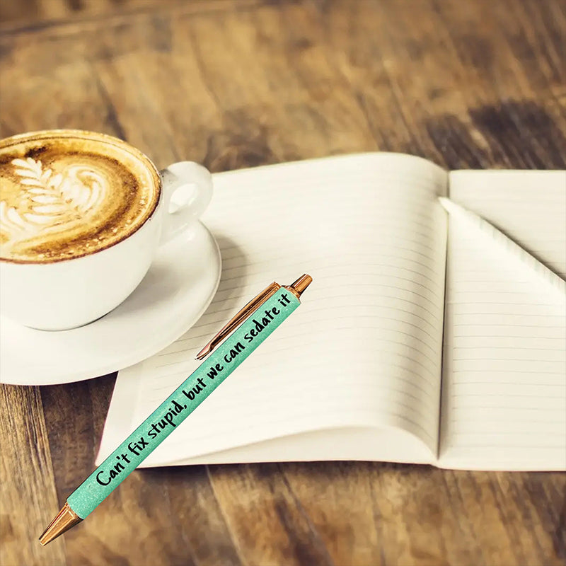 "Färgglad metallkulspetspenna, 14 cm, glatt budskap, stilren design. Perfekt för kontor och hem."