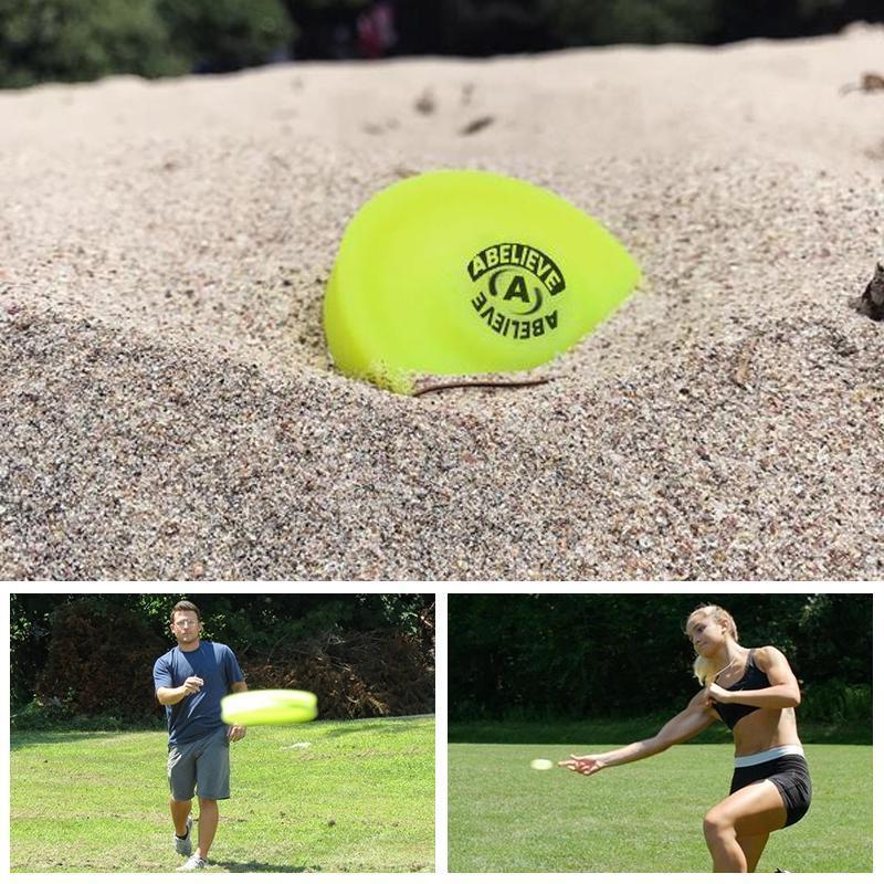"Färgglad Mini Pocket Frisbee för utomhuslek, liten nog för fickan, perfekt för stranden och trädgårdsspel."
