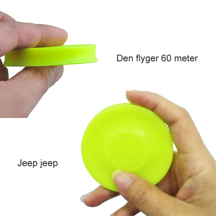 "Färgglad Mini Pocket Frisbee för utomhuslek, liten nog för fickan, perfekt för stranden och trädgårdsspel."