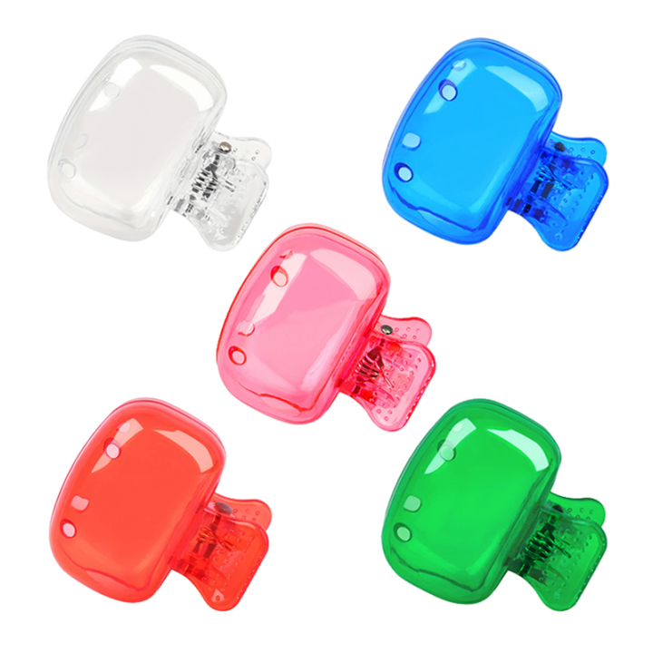 "Färgglad plasttandborstskyddshylsa, set med fem olika färger: transparent, blå, röd, grön, rosa. Idealisk för resor."