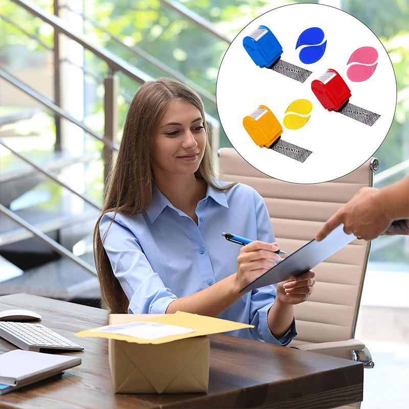 "Färgglad rullstämpel för integritetsskydd, döljer känslig info på dokument, snabb och enkel lösning för datasäkerhet."