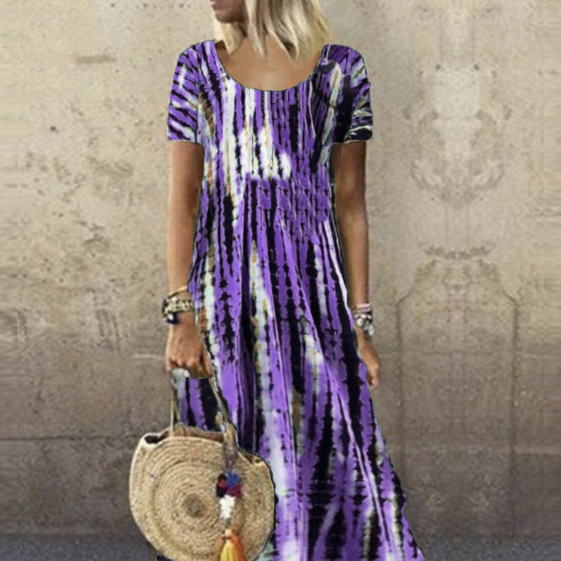 "Färgglad sommarklänning i tie-dye med rund hals och avslappnad passform, perfekt för sommardagar. Enkel och elegant stil."
