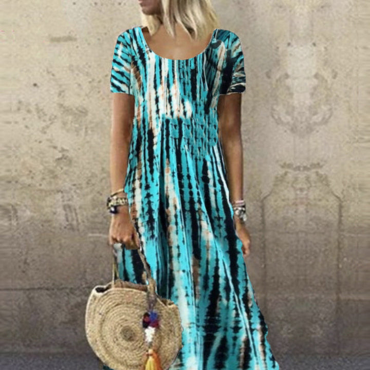 "Färgglad sommarklänning i tie-dye med rund hals och avslappnad passform, perfekt för sommardagar. Enkel och elegant stil."