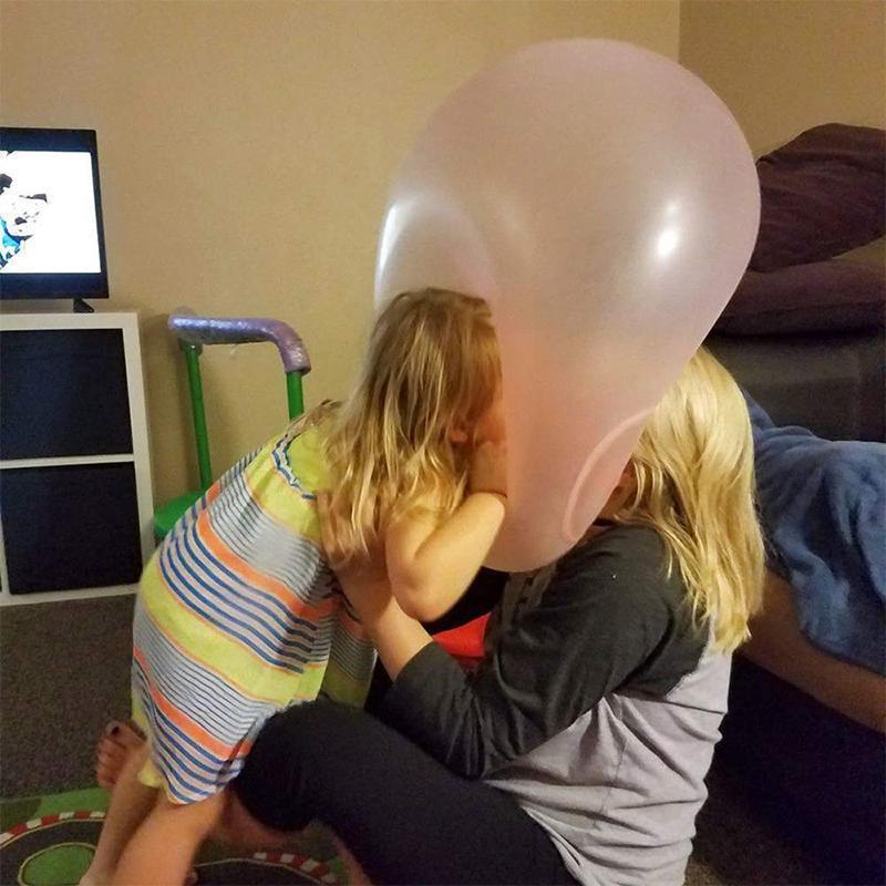 "Färgglad uppblåsbar Bubble Ball för barn, perfekt för utomhuslek. Tillverkad av hållbart material, finns i rosa, grön och bl