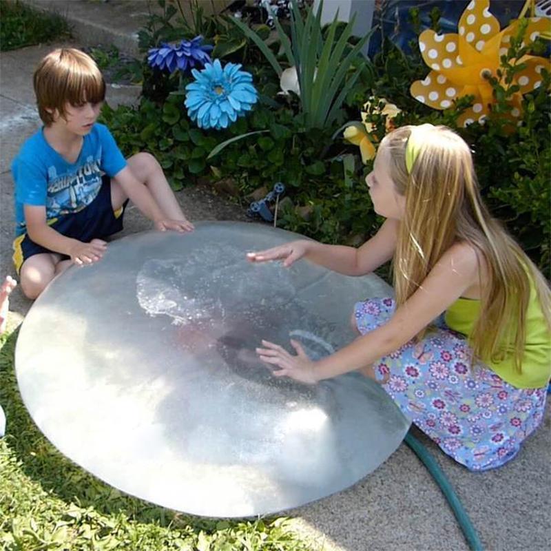 "Färgglad uppblåsbar Bubble Ball för barn, perfekt för utomhuslek. Tillverkad av hållbart material, finns i rosa, grön och bl