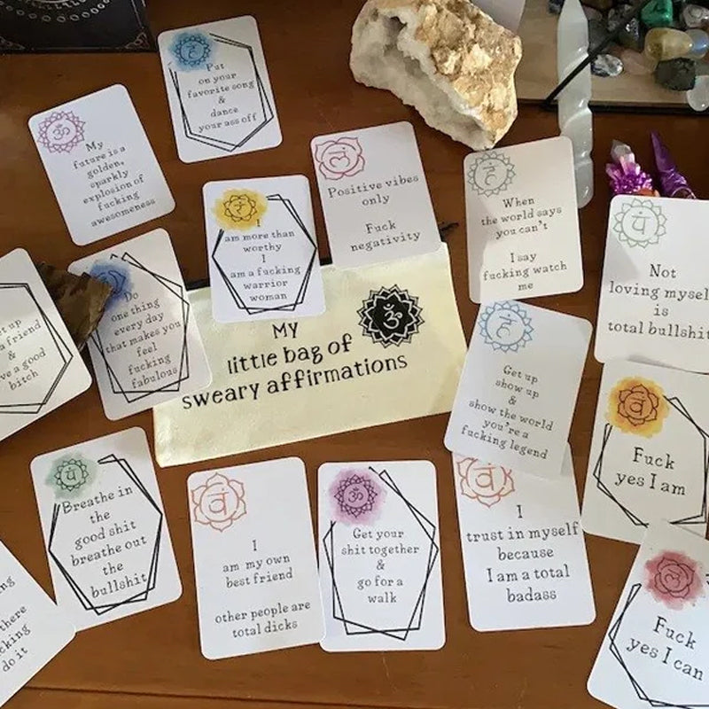 "Färgglada bekräftelsekort med positiva meddelanden och vackra illustrationer för personlig utveckling och inspiration."