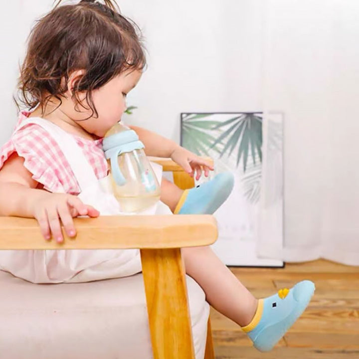 "Färgglada, bekväma barnsko för småbarn med halkfri sula, perfekt för lek och utforskning, enkel på- och avtagning."