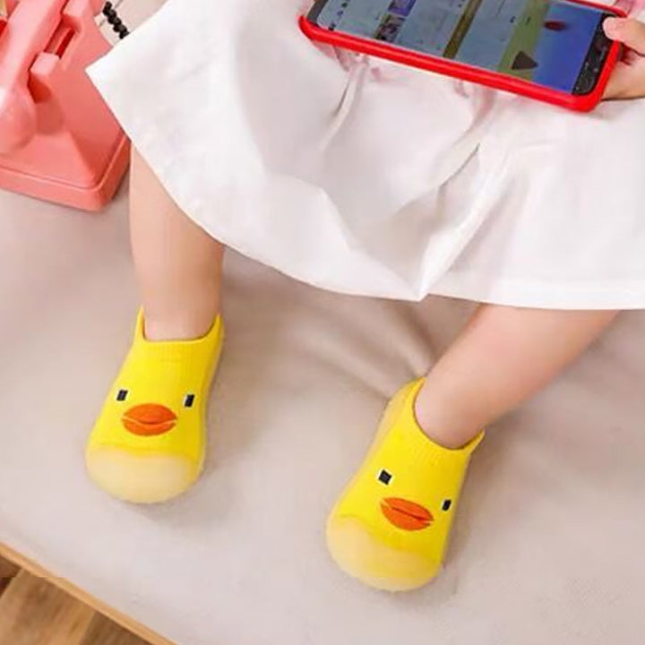 "Färgglada, bekväma barnsko för småbarn med halkfri sula, perfekt för lek och utforskning, enkel på- och avtagning."