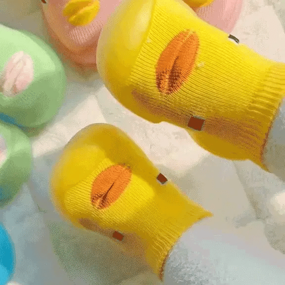 "Färgglada, bekväma barnsko för småbarn med halkfri sula, perfekt för lek och utforskning, enkel på- och avtagning."