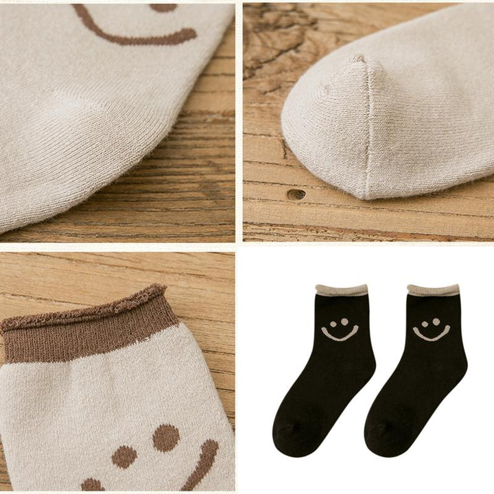 "Färgglada damstrumpor i mjuk bomull med glada smiley-ansikten, perfekt för en glad och bekväm stil."