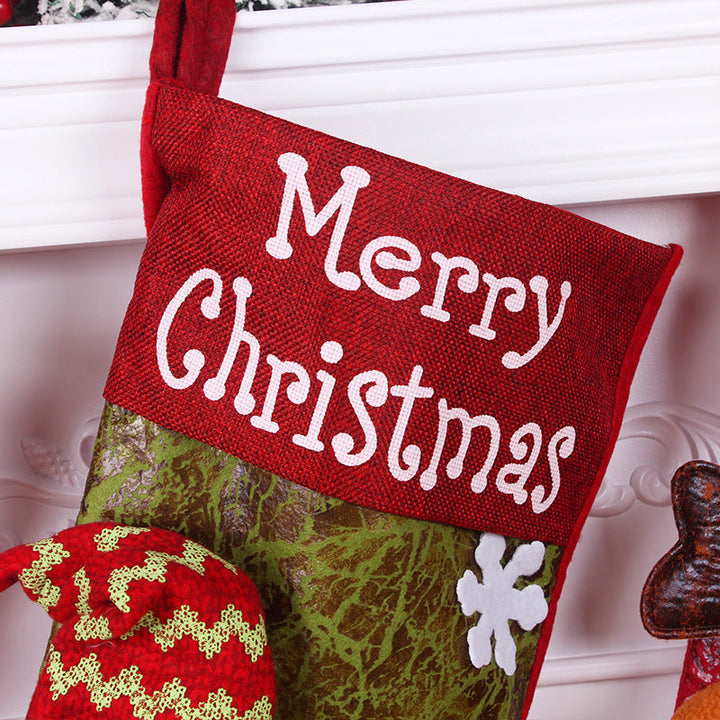 "Färgglada julstrumpor i plysch och stickat tyg med motiven Snögubbe, Tomten och Ren, perfekta för juldekoration."