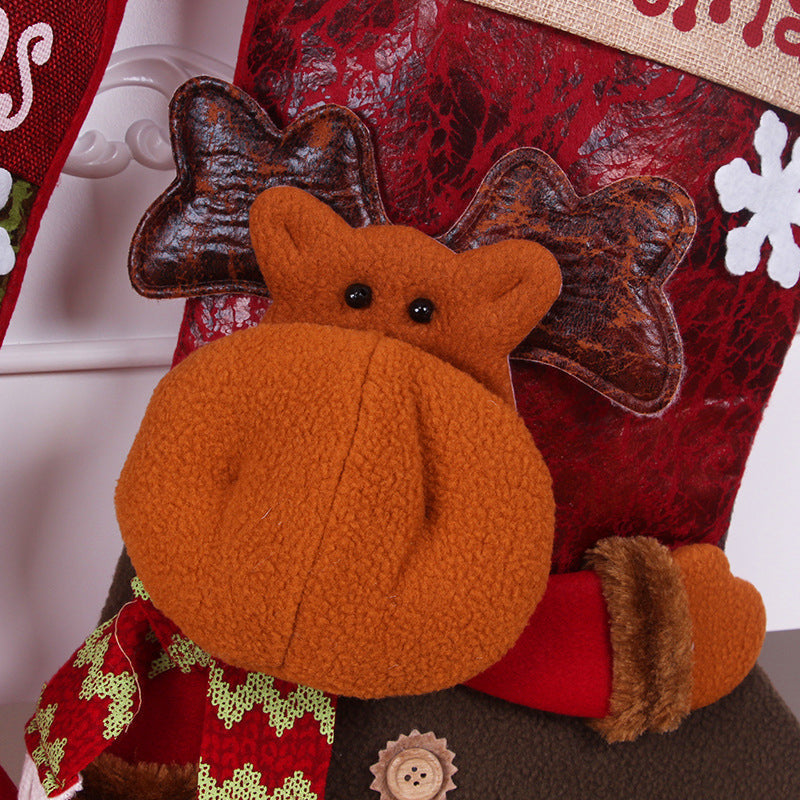 "Färgglada julstrumpor i plysch och stickat tyg med motiven Snögubbe, Tomten och Ren, perfekta för juldekoration."