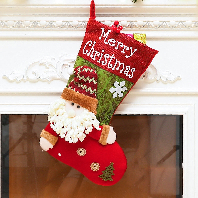 "Färgglada julstrumpor i plysch och stickat tyg med motiven Snögubbe, Tomten och Ren, perfekta för juldekoration."
