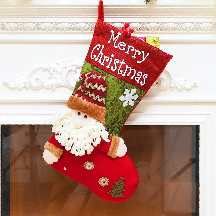 "Färgglada julstrumpor i plysch och stickat tyg med motiven Snögubbe, Tomten och Ren, perfekta för juldekoration."