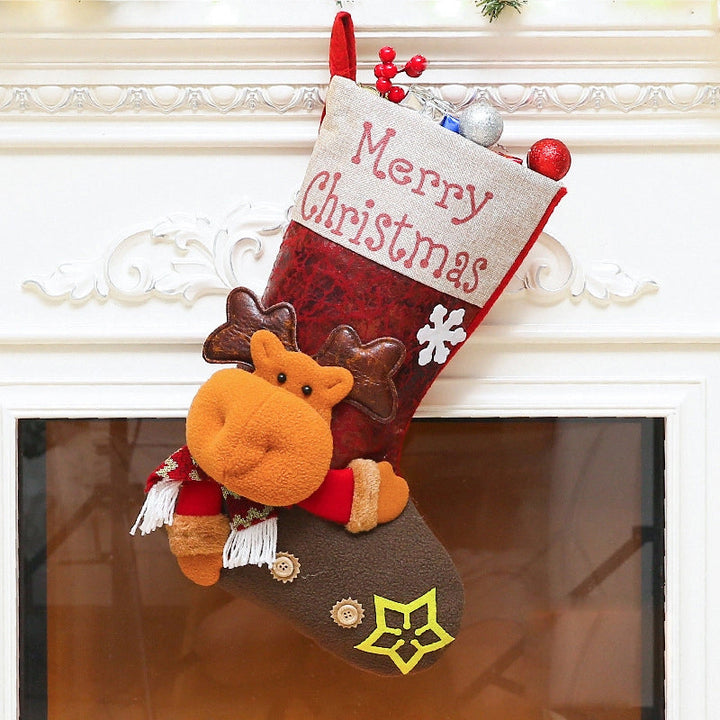 "Färgglada julstrumpor i plysch och stickat tyg med motiven Snögubbe, Tomten och Ren, perfekta för juldekoration."