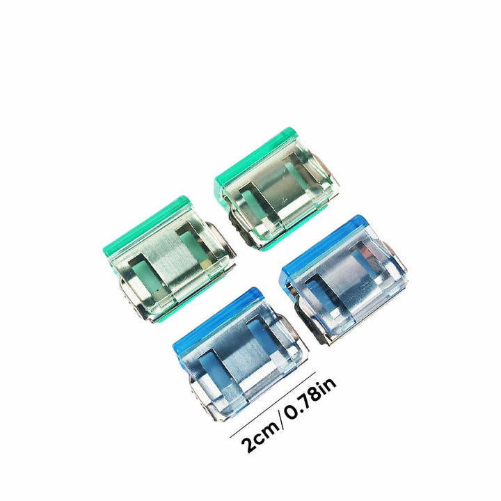 "Färgglada metallpappersklämmor i grönt, gult, lila, rosa, transparent och blått, perfekt för kontor och skola."