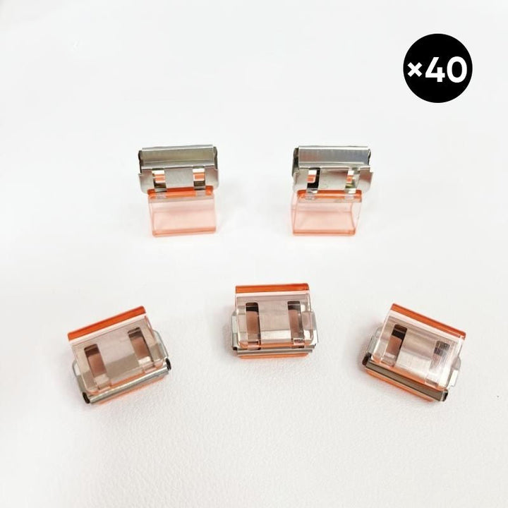 "Färgglada metallpappersklämmor i grönt, gult, lila, rosa, transparent och blått, perfekt för kontor och skola."