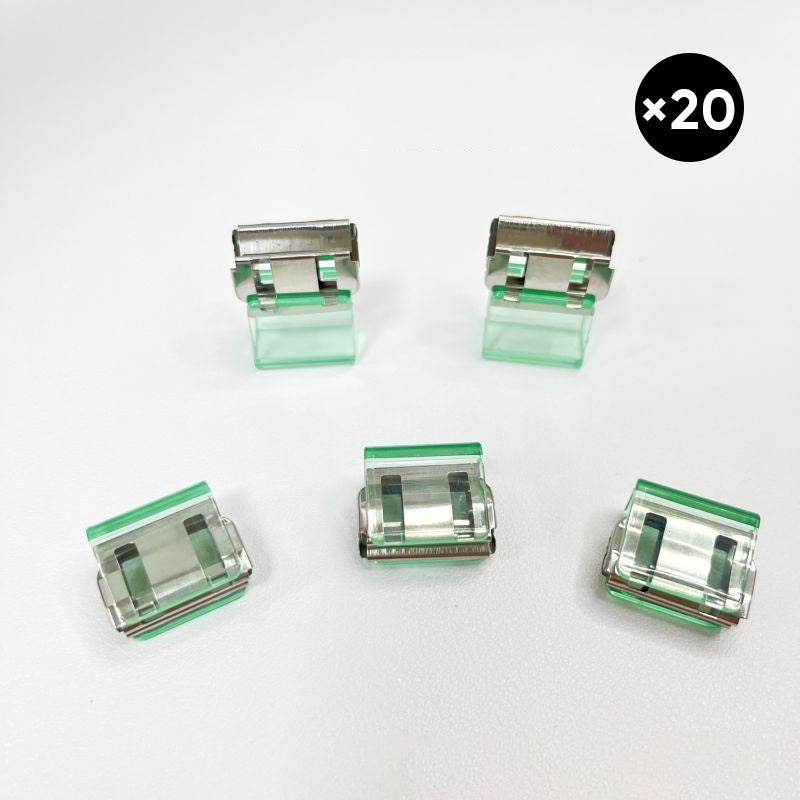 "Färgglada metallpappersklämmor i grönt, gult, lila, rosa, transparent och blått, perfekt för kontor och skola."