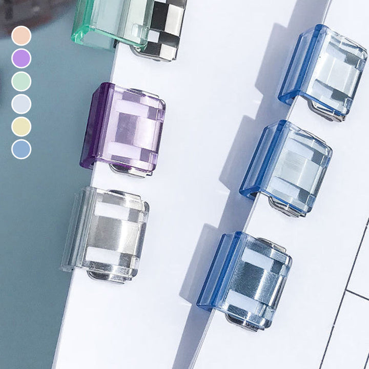 "Färgglada metallpappersklämmor i grönt, gult, lila, rosa, transparent och blått, perfekt för kontor och skola."