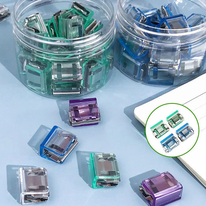 "Färgglada metallpappersklämmor i grönt, gult, lila, rosa, transparent och blått, perfekt för kontor och skola."