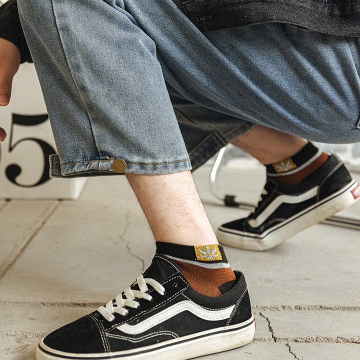 "Färgglada och andningsbara sportstrumpor av bomullsblandning, elastiska för perfekt passform och komfort året runt."