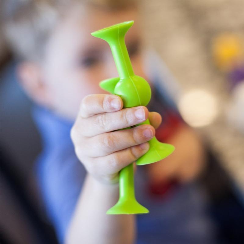 Färgglada POP! sugleksaker av BPA-fritt silikon, olika storlekar, fäster enkelt, stimulerar kreativitet och finmotorik.