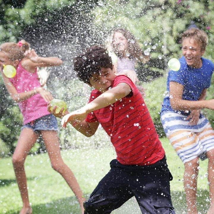 "Färgglada vattenballonger för sommarnöje, blandade färger som röd, blå och grön, perfekt för utomhuslekar."