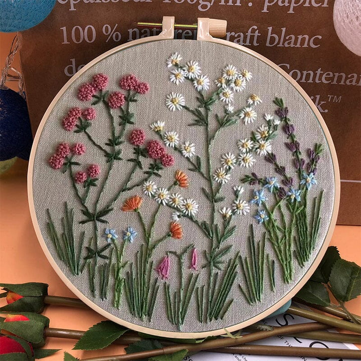 "Färgglatt broderikit för nybörjare med blomstertema, komplett med träram och verktyg för enkel start."
