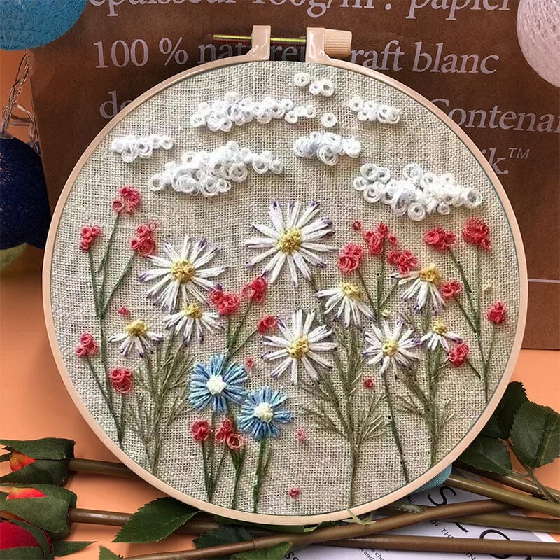"Färgglatt broderikit för nybörjare med blomstertema, komplett med träram och verktyg för enkel start."