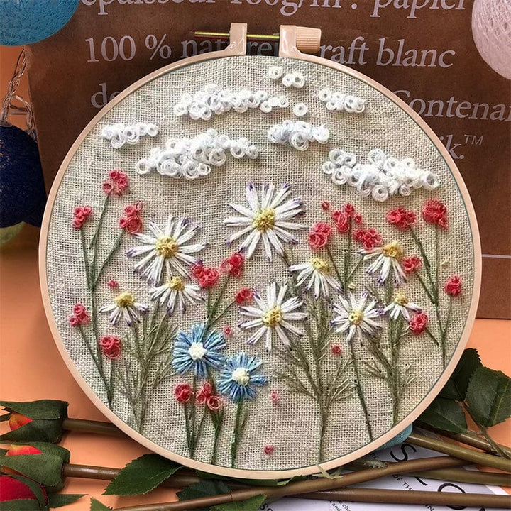 "Färgglatt broderikit för nybörjare med blomstertema, komplett med träram och verktyg för enkel start."