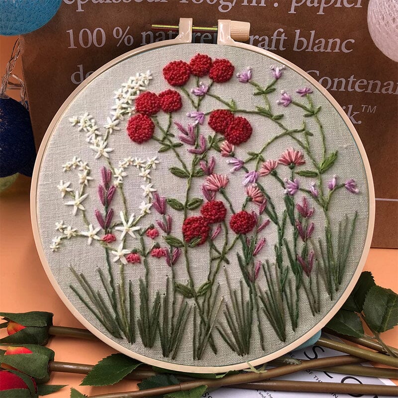 "Färgglatt broderikit för nybörjare med blomstertema, komplett med träram och verktyg för enkel start."
