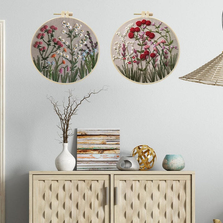 "Färgglatt broderikit för nybörjare med blomstertema, komplett med träram och verktyg för enkel start."