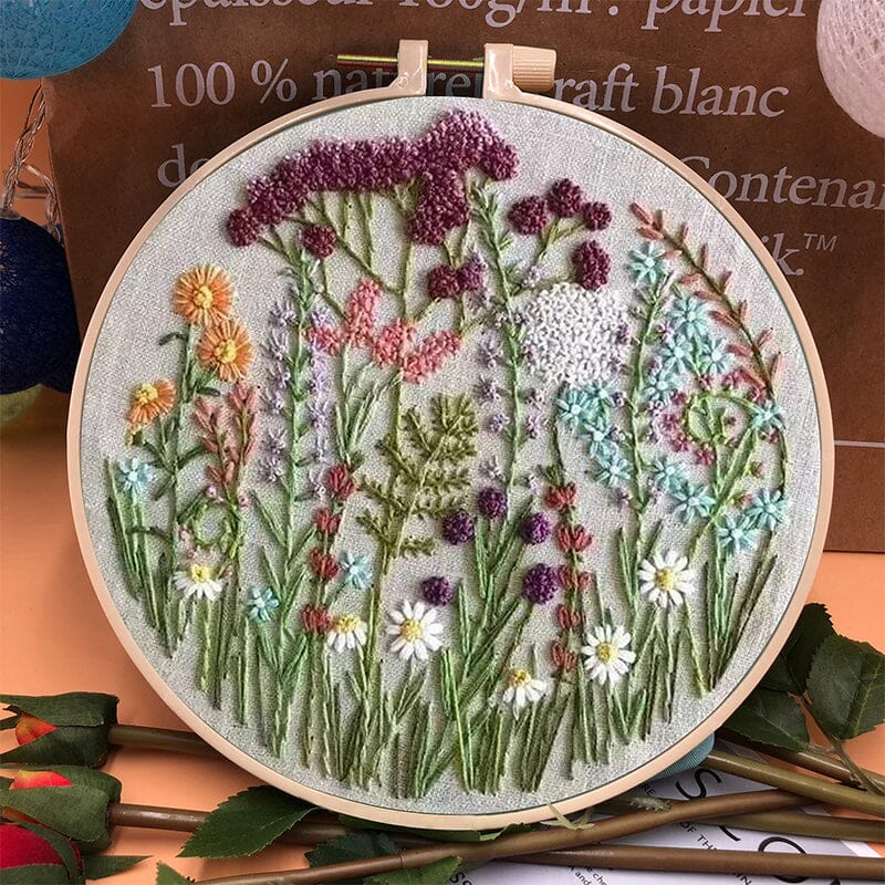 "Färgglatt broderikit för nybörjare med blomstertema, komplett med träram och verktyg för enkel start."