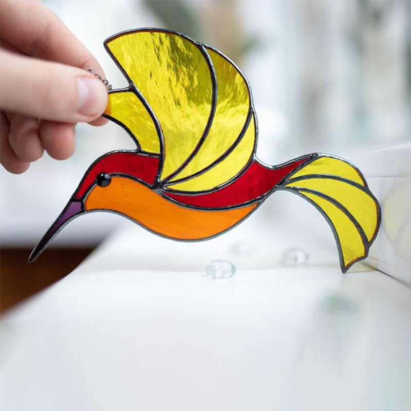 "Färgglatt kolibri fönsterhängsmycke i akryl, mångfärgat design, ger elegant touch till rummet. Perfekt för fågelälskare."
