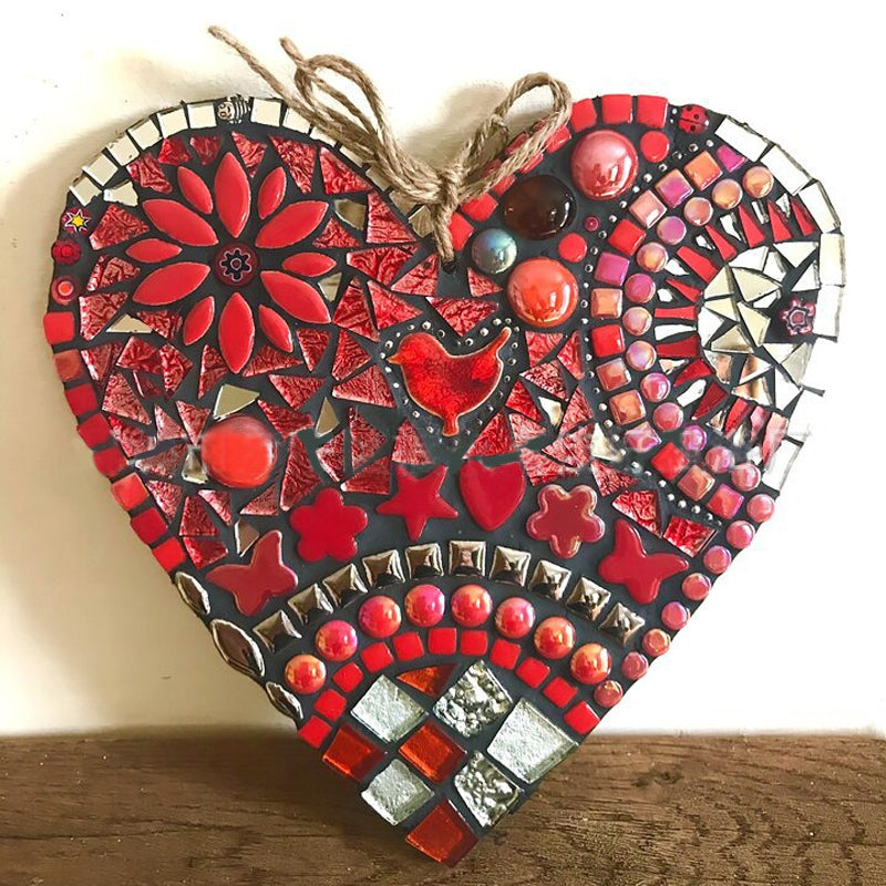 "Färgglatt mosaikhjärta för trädgård, handgjord dekor med glittrande mosaikbitar, mångfärgad och elegant för inomhus/utomhus.