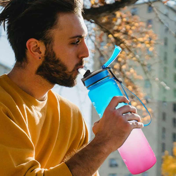 "Färggradient vattenflaska i BPA-fri Tritan, perfekt för utomhusbruk, 1000 ml, elegant och hållbar med modern design."