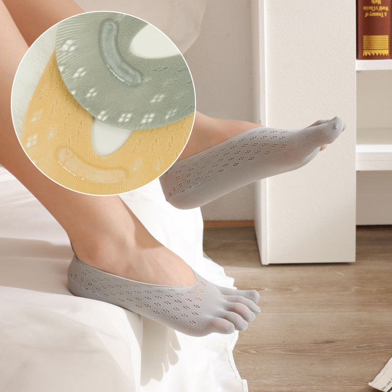 "Fem tå strumpor för kvinnor, svart och rosa, flexibel design, tåseparerande, lämplig för vardag och aktivitet."