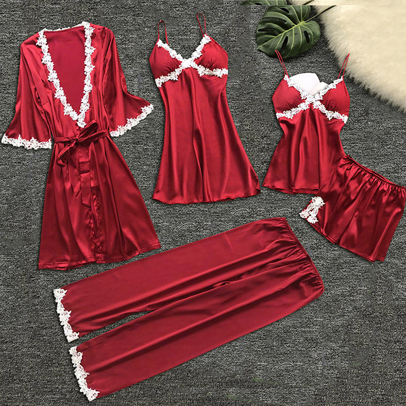 "Femdelad spets pyjamas för damer, elastisk, i elegant röd nyans, med hängselkjol och broderade detaljer."