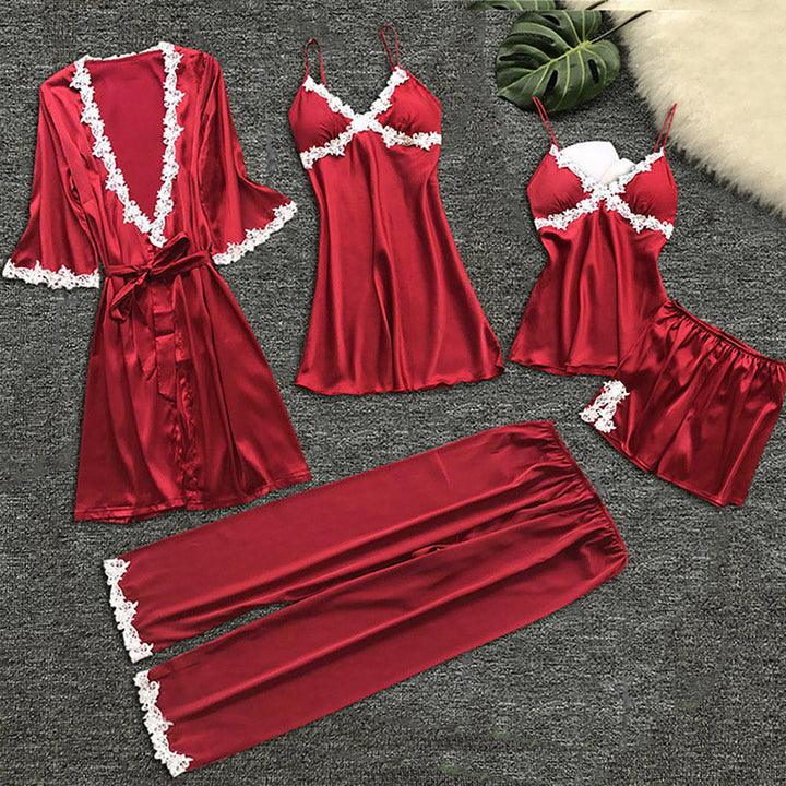 "Femdelad spets pyjamas för damer, elastisk, i elegant röd nyans, med hängselkjol och broderade detaljer."