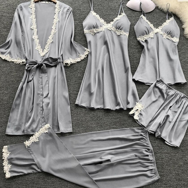 "Femdelad spets pyjamas för damer, elastisk, i elegant röd nyans, med hängselkjol och broderade detaljer."